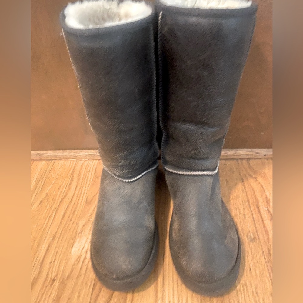 UGG AUSTRALIA CLASSIC TALL BOMBER BOOT SIZE 7